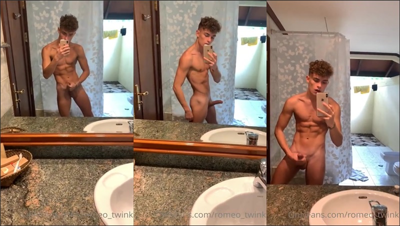 Romeo Twink – jerks in front of a mirror